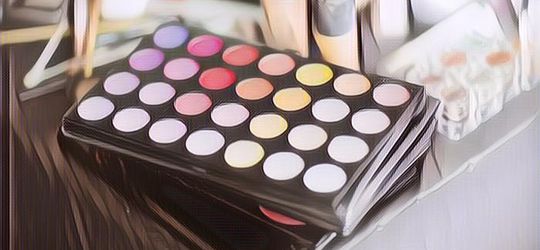 Cara Makan Wanita Ini Bikin Ngakak Demi Hemat Beli Makeup