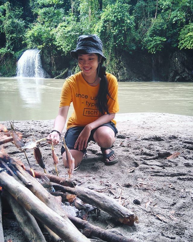 11. Bakar Ikan Saat Bertualang