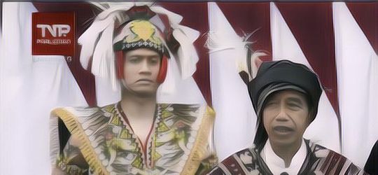 Pesona Ajudan Jokowi Pakai Baju Adat Dayak, Curi Perhatian