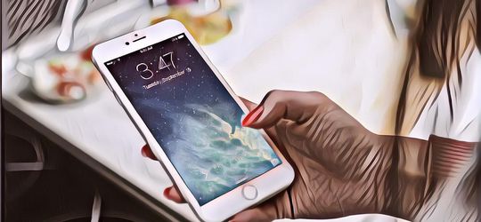 Buat Pengguna Smartphone, Cara Kalian Menggenggam Bisa Menunjukkan Kepribadian, Lho