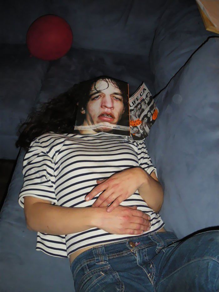 3. Ketiduran saat lagi baca majalah dengan cover wajah orang yang nge-pas banget