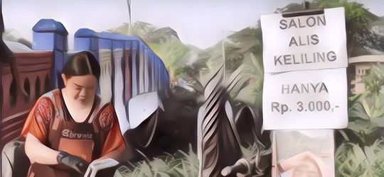 Keren! Mbak-Mbak Ini Bikin Usaha Salon Alis Keliling Pakai Motor, Antriannya Panjang