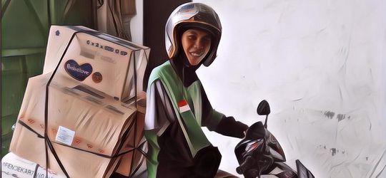 Gak Tega Lihatnya! 10 Potret Bapak Ojol Saat Bertugas Anter Barang, Banyak yang Ngirim Aneh-Aneh