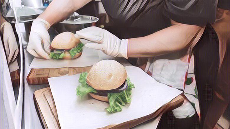 Salut! Mahasiswi Ini Bisa Dapat Gelar Sarjana Sambil Jualan Burger di Kampus