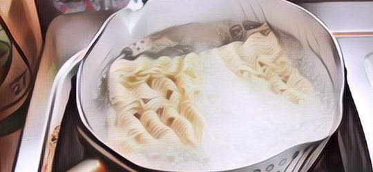 Sempat Bikin Ngeri! Viral Cowok Mencium Bau Bunga Saat Masak Mie Rebus di Dapur, Ternyata Begini Faktanya