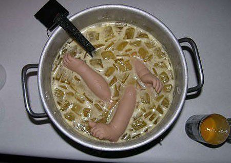 7. Duh, ada potongan tangan bayi di dalam minuman manis