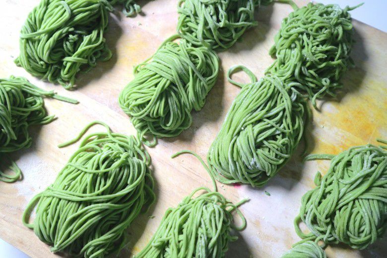 Mie mentah daun kelor