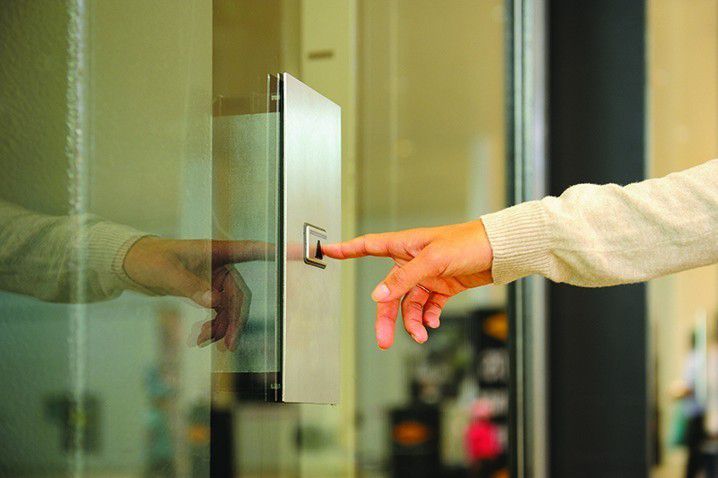 4. Pencet-pencet tombol lift biar cepet sampe