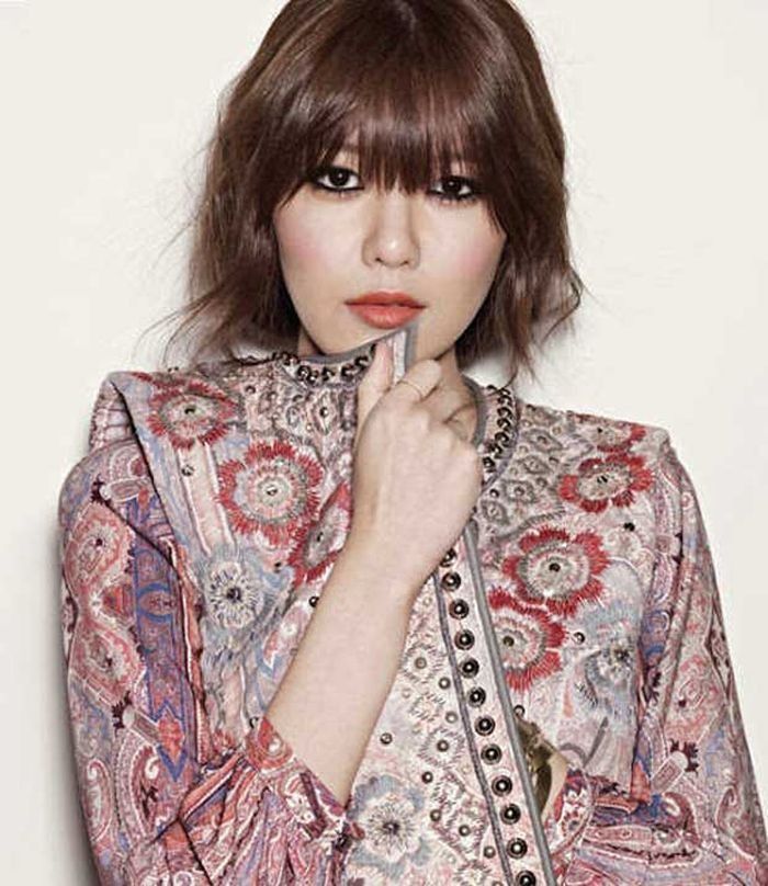 5. Salah satu member SNSD, Sooyoung terlihat cantik dengan baju batik berwarna merah muda. Cocok nih buat jadi temen kondangan, ke nikahan mantan! Eh...