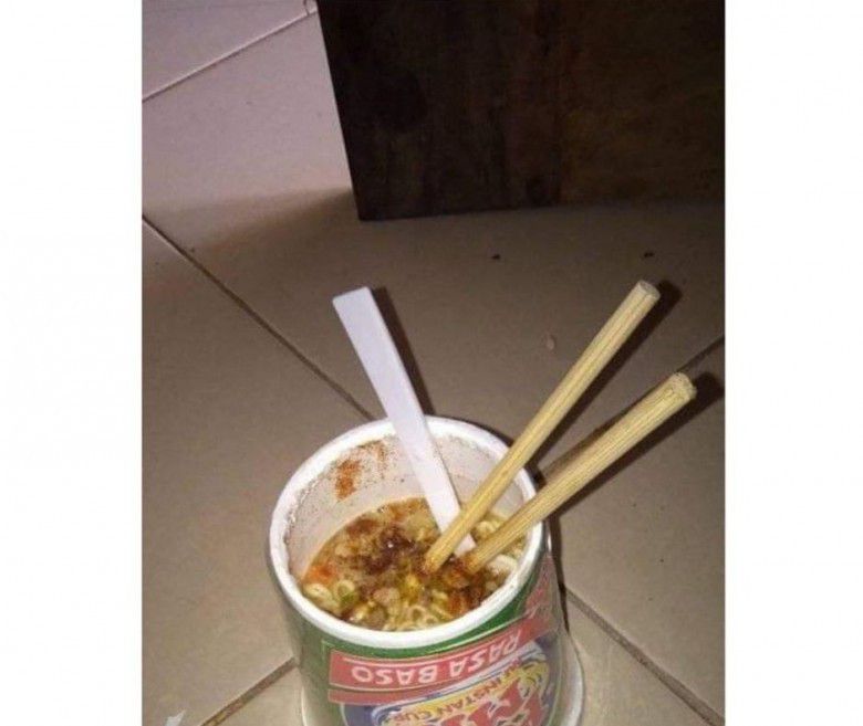 1. Udah keburu imsak nih kayaknya. Jadi ngebuka bungkusnya dari bawah.