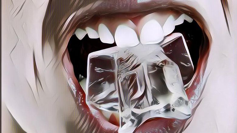 Waduh! Hentikan Kebiasaan Kunyah Es Batu Sekarang, Ternyata Efeknya Berbahaya Untuk Kesehatan Gigi