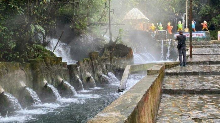 1. Berendam di Pemandian Air Panas Guci