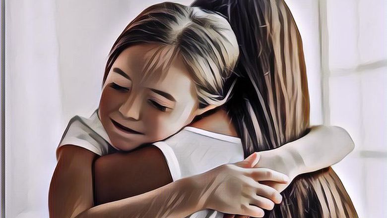 Viral Video Sedih Perawat di China Gak Bisa Peluk Anaknya karena Virus Corona