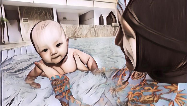 Bolehkan Bayi Berenang di Air Dingin? Simak Jawaban Serta Tips dan Trik Berikut