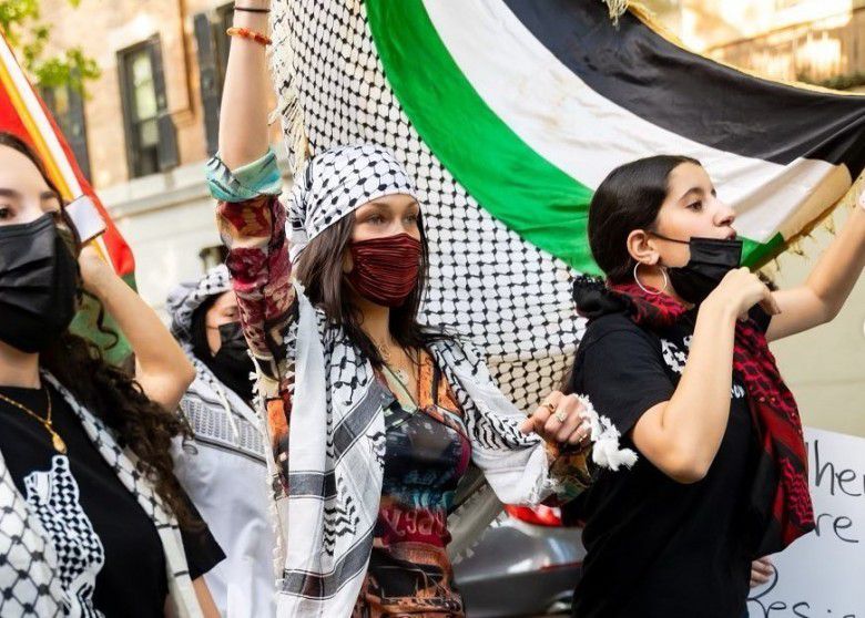 Dengan mengibarkan bendera Palestina, Bella Hadid turun ke jalan untuk menentang serangan Israel.