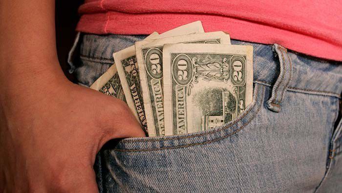 3. Menyimpan uang di dalam saku