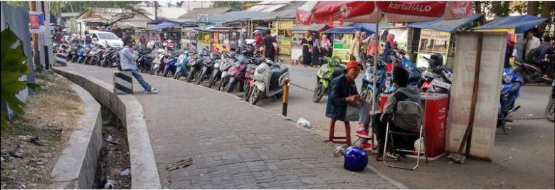 4. Lebih akrab sama penjaga parkir di kampus