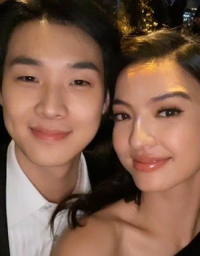 2. Jangan iri ya, Raline Shah selfie sama Choi Woo-shik, pemeran Ki-woo
