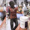 Viral Pedagang di India Mengaduk Minuman di Dalam Ember Bekas Cat