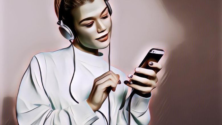 Bener Nggak Sih Mendengar Lagu Galau Pas Patah Hati Bikin Lega?