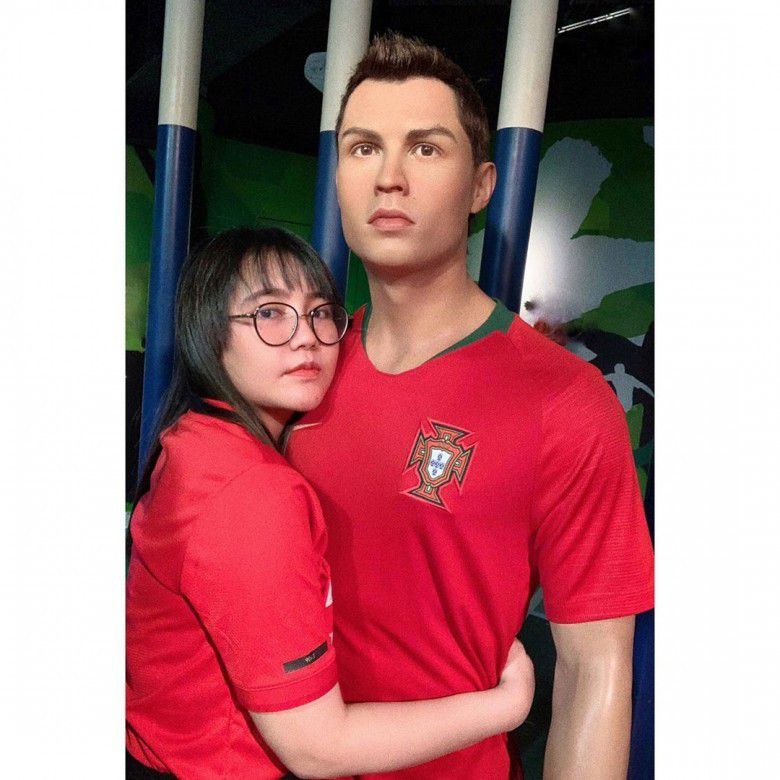 6. Via Vallen sama patung lilin Cristiano Ronaldo