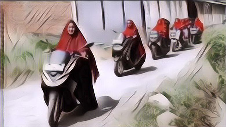 Emak-emak vs Everybody: Naik Motor Lawan Arus, Kendaraan Lain Disuruh ...