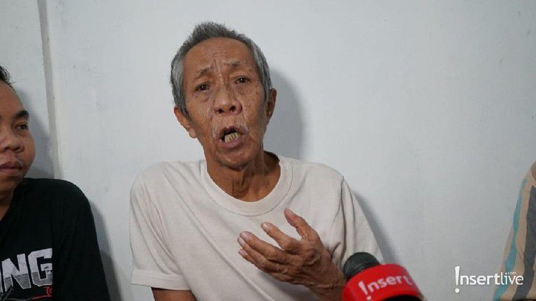 4. Menurut istrinya, Pak Ogah menolak untuk menjalani perawatan di rumah sakit karena keterbatasan biaya.