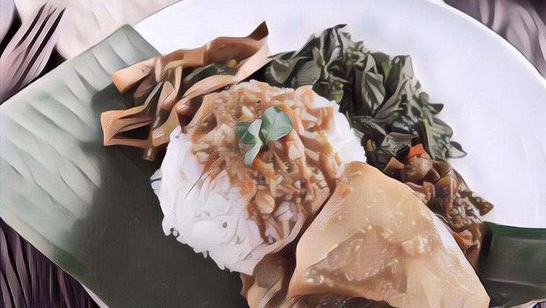 Kocak! Pria Ini Sengaja Bungkus Nasi Padang Pakai Kertas Kado untuk Temannya