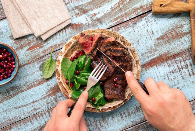 2. Gunakan Piring yang Lebih Kecil