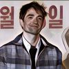 OMO! Berikut Momen Lucu Robert Pattinson Bertemu dengan Member Running Man yang Sedang Syuting
