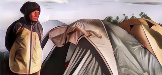 Salut! Nenek Ini Berhasil Mendaki Gunung Cuma Dengan Pakai Gamis dan Sandal