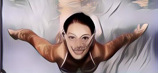 Amankah Berenang Pakai Soft Lens? Begini Penjelasannya