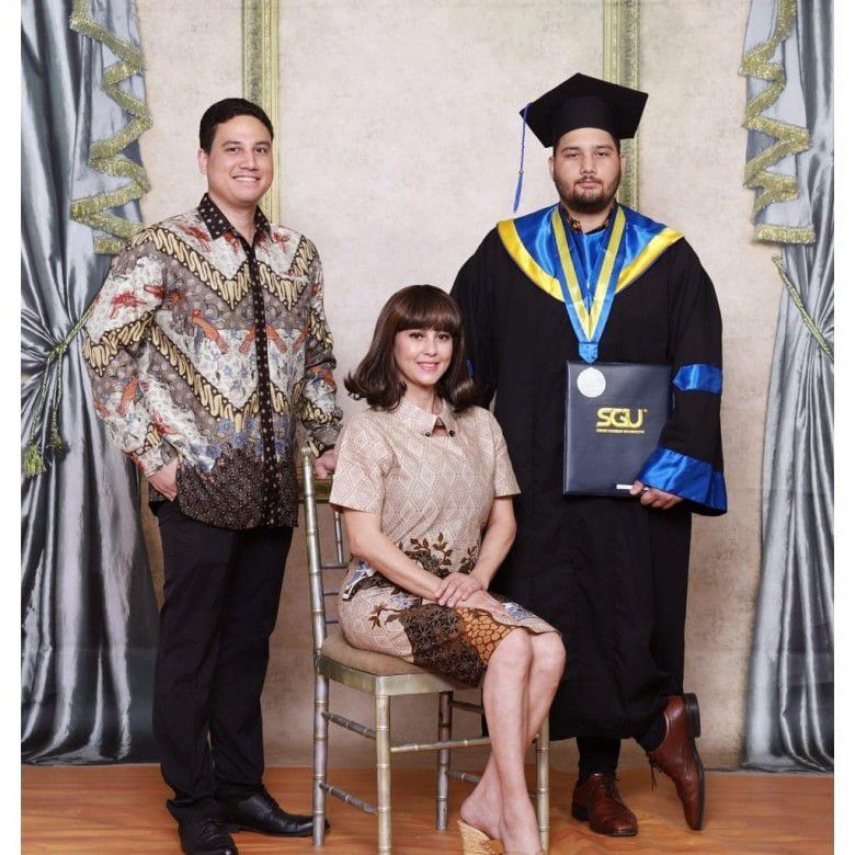 7. Kompak berseragam saat acara wisudaan si Nigel