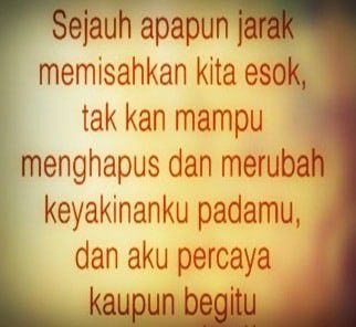 Selalu kirimkan kata-kata cinta hubungan jarak jauh kepadanya. Biar dia selalu ingat senyum dan harapan yang kalian ukir bersama.