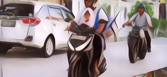 Bakal Jadi Gubernur Termuda, Pejabat Ini Pakai Sandal Jepit dan Naik Motor Matic Antar Anaknya ke Sekolah, Tanpa Pengawalan