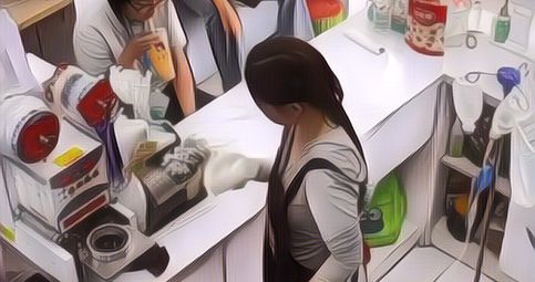 Viral Ada Pegawai yang Kerja Tapi Pakai Infus, Netizen Malah Hujat Karena Ini