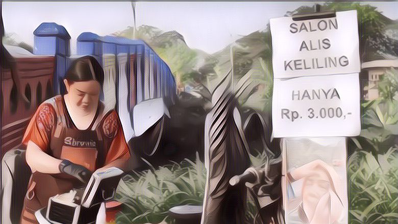 Keren! Mbak-Mbak Ini Bikin Usaha Salon Alis Keliling Pakai Motor, Antriannya Panjang