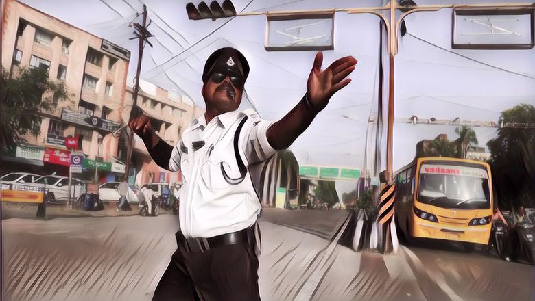 Benar Terjadi! Polisi Lalu Lintas Ini Terima Uang Sogok dan Terekam Kamera