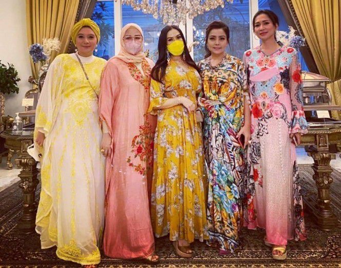 4. Tampak Hadir Iis Dahlia