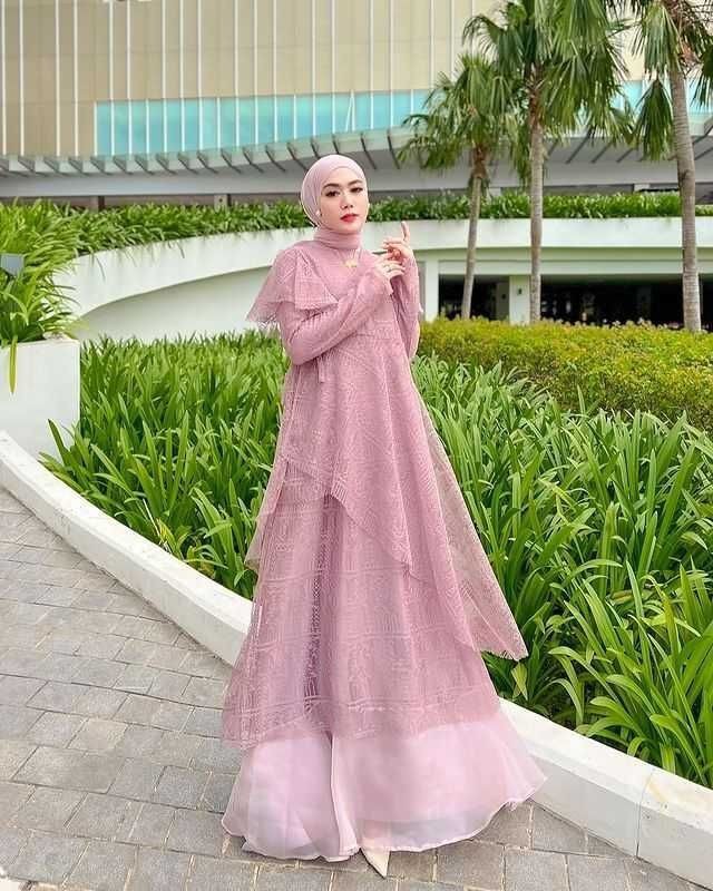 4. Model Gaun Pesta dengan Bahan Brokat Asimetris