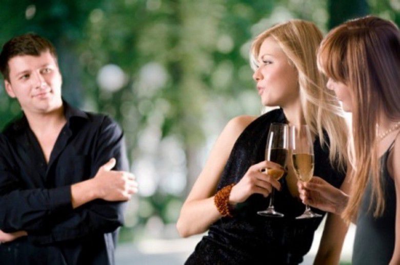 4. Di depan umum terlihat cuek