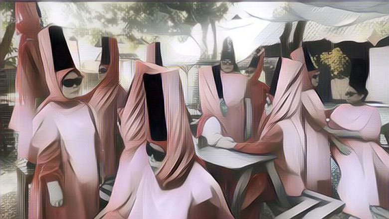 Kocak! Ada Grup Emak-Emak Pakai Dresscode dengan Topi Setinggi 'Harapan'