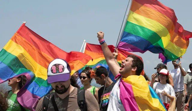 Mengingat kaum LGBTQ selalu mendapat perlakuan berbeda di manapun