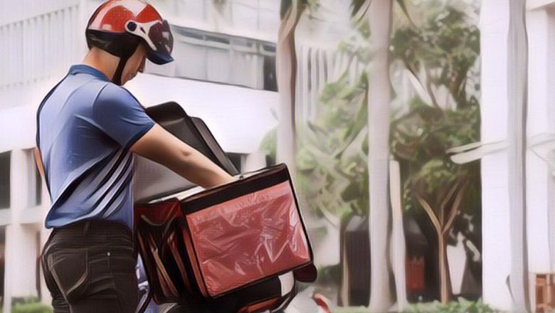 Salut! Seorang Dosen Lakukan Hal Tak Terduga Saat Menyambut Kurir yang Antar Makanan ke Mahasiswa