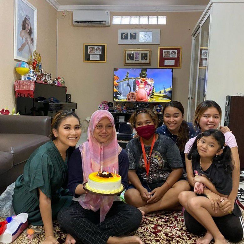 Semoga rumahnya cepat jadi ya, Ayu Ting Ting. Jadi para penggemar bisa ngemper dengan tenang nih di depan rumahnya.