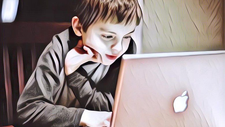 Bocah Ini ke Toko Smartphone Demi Bikin Tugas Sekolah, Salut!