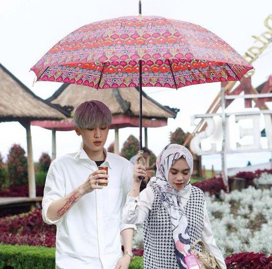 6. Jadi ojek payungnya Park Chan-yeol aja udah seneng, mimpi apa coba semalem..