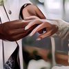 Kocak Banget! Pengantin Ini Langsung Nyoblos ke TPS Usai Ijab Kabul, Datang Pakai Kebaya Pernikahan