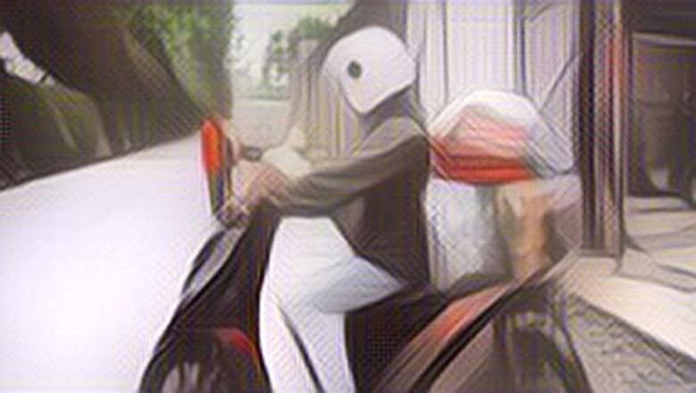 Ada Aja Idenya, Kurir Paket Ini Inisiatif Matikan Listrik Penghuni Rumah Karena Sibuk Karokean