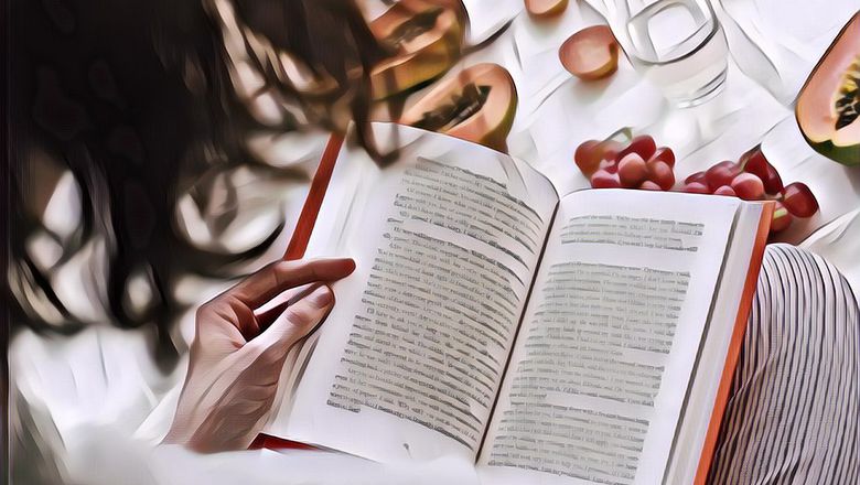 Tak Lekang Oleh Waktu, Penjual Buku Bekas di Lucky Plaza Ini Tetap Bertahan Meski Berdekatan dengan Gerai Smartphone